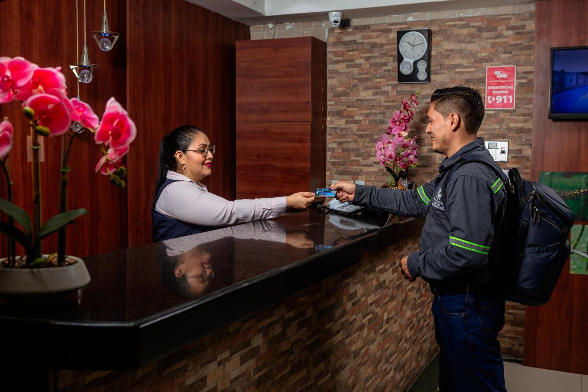 Hotel La Cascada - Lago Agrio Nueva Loja Kültér fotó
